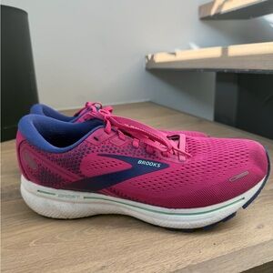 brooks athletic sneakers women’s size 10